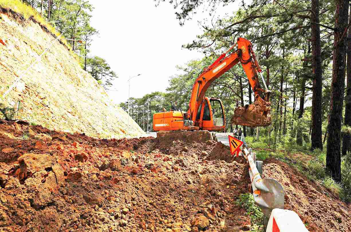 Khoi luong lon dat da tai diem sat truot tren deo Prenn. Anh: Phuc Khanh