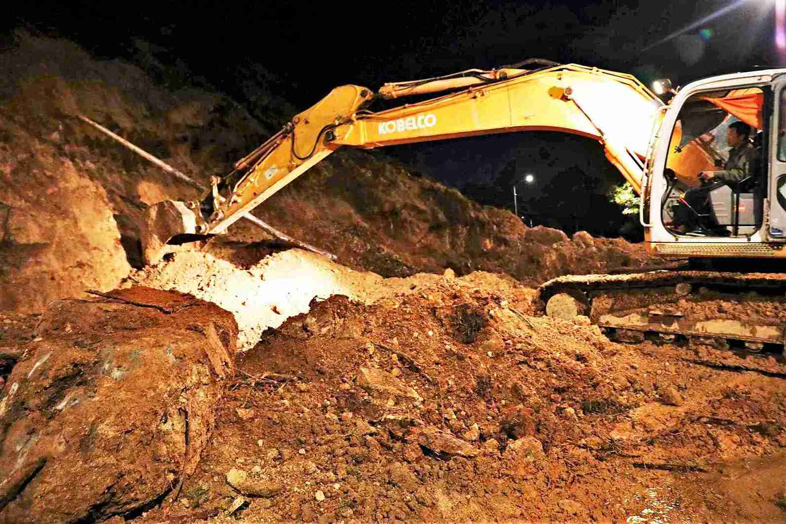 May muc, xe ben hoat dong xuyen dem de khac phuc sat truot tren deo Prenn. Anh: Phuc Khanh