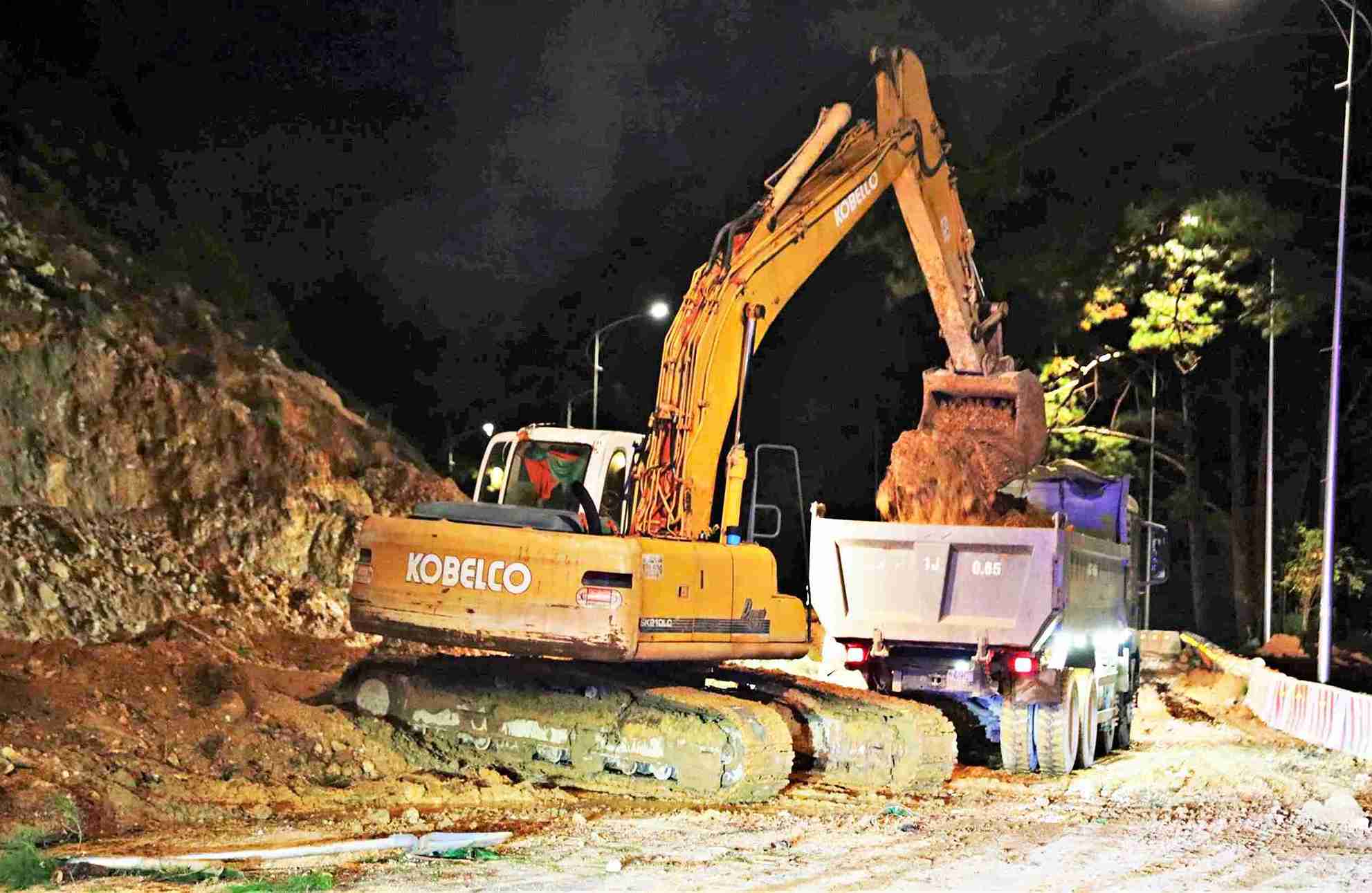 Cong tac khac phuc sat lo duoc cac don vi trien khai lien tuc voi quyet tam cao de thong xe deo Prenn trong thoi gian som nhat. Anh: Phuc Khanh