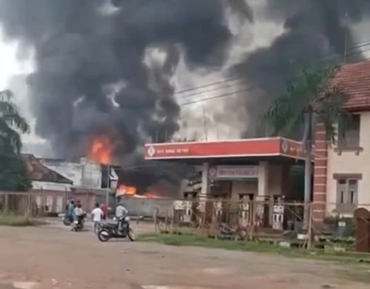 Mechanical warehouse fire right next to the gas station. Photo: Provided by readers