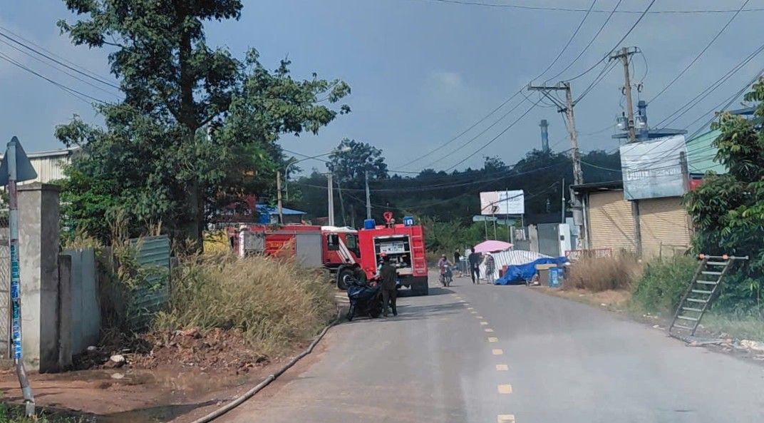 Cong an phong toa hai dau, uu tien xe chua chay vao dap lua. Anh: Dinh Trong