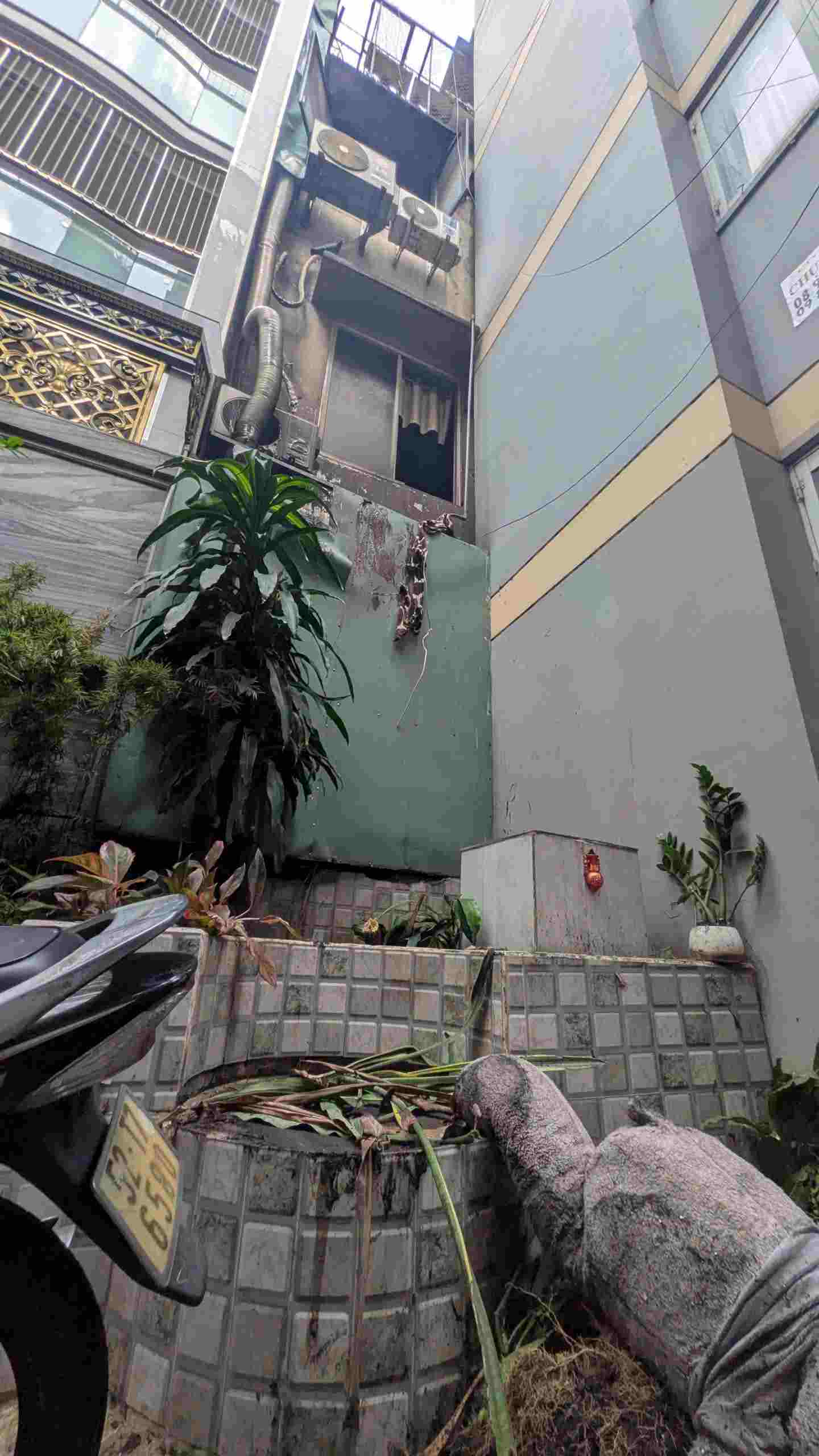 Mat sau quan an, noi co ba nguoi chui ra va thoat nan. Anh: Anh Tu