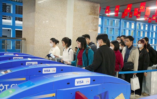 Hanoi implementerer billettkontroll for metroen ved hjelp av borgeridentifikasjon, AI og VNeID. Foto: Minh Hanh