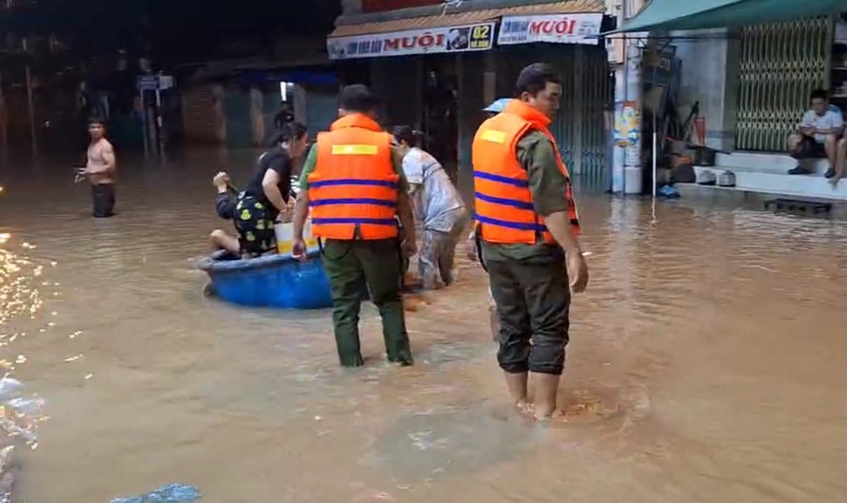 Dung thuyen thung de cheo cuu ho nguoi dan. Anh: Duy Tuan