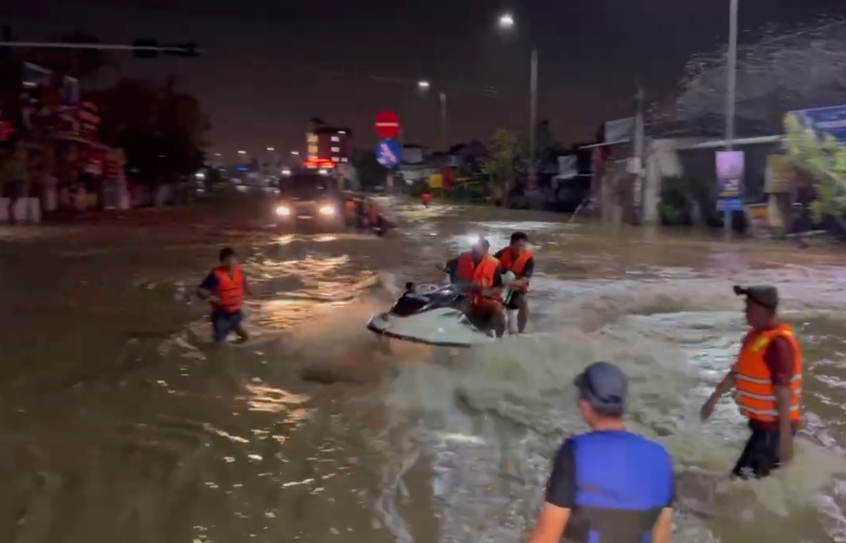 Mo to nuoc cuu ho nguoi dan tai phuong Ham Thang. Anh: Duy Tuan