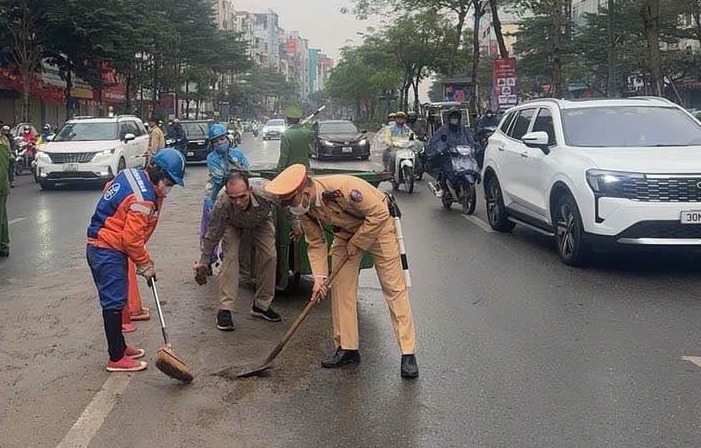 Luc luong chuc nang kip thoi xu ly vet dau loang. Anh: Tien Ngo