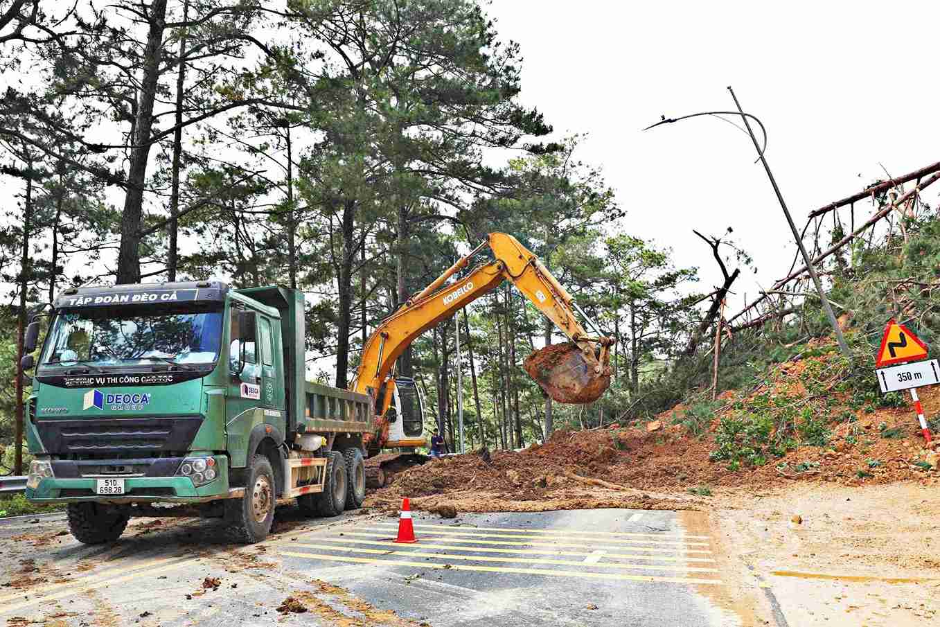 Sau nhieu no luc khac phuc sat lo, deo Prenn da tam thoi thong xe tro lai. Anh: Phuc Khanh