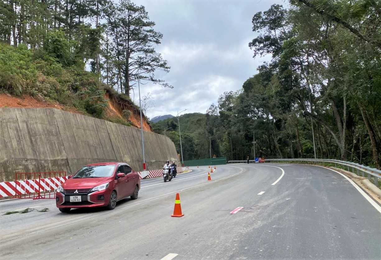 After a period of efforts to repair the problem, Prenn Pass - one of the gateways to Da Lat - has temporarily reopened to traffic since 9:00 a.m. on December 5. Photo: Phuc Khanh