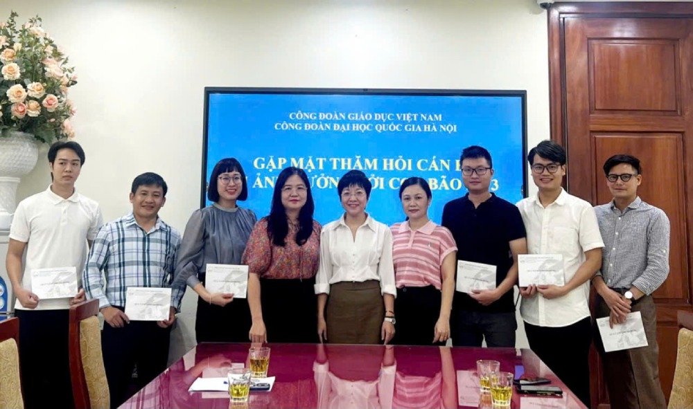 El Sindicato de la Universidad Nacional de Hanoi visita a funcionarios y miembros del sindicato afectados por tormentas e inundaciones en 2024. Foto: Tran Kien