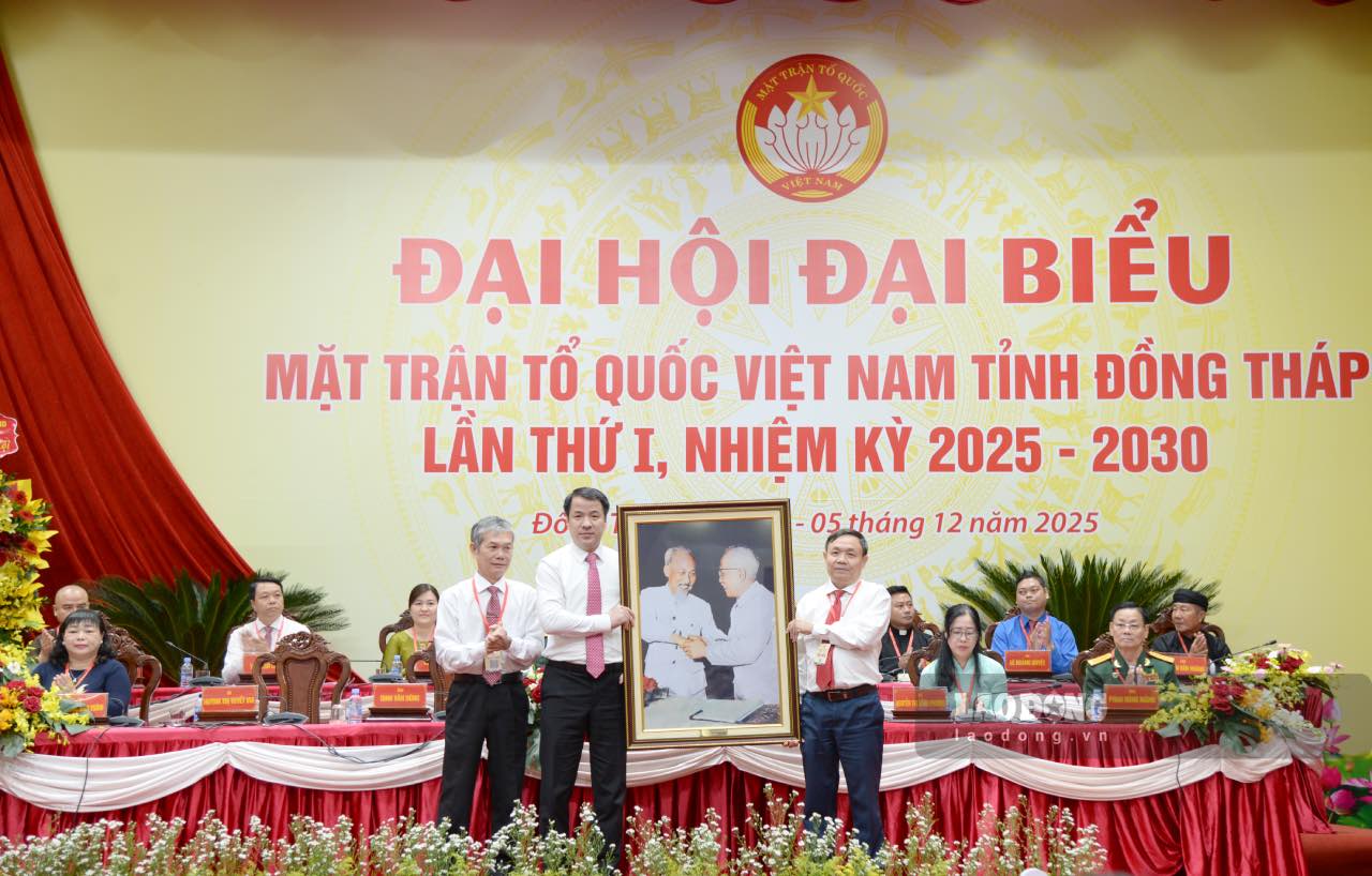 Ong Ngo Van Cuong - Pho Bi thu chuyen trach Dang uy Mat tran To quoc, cac doan the Trung uong - trao tang buc tranh chuc mung Dai hoi. Anh: Thanh Nhan