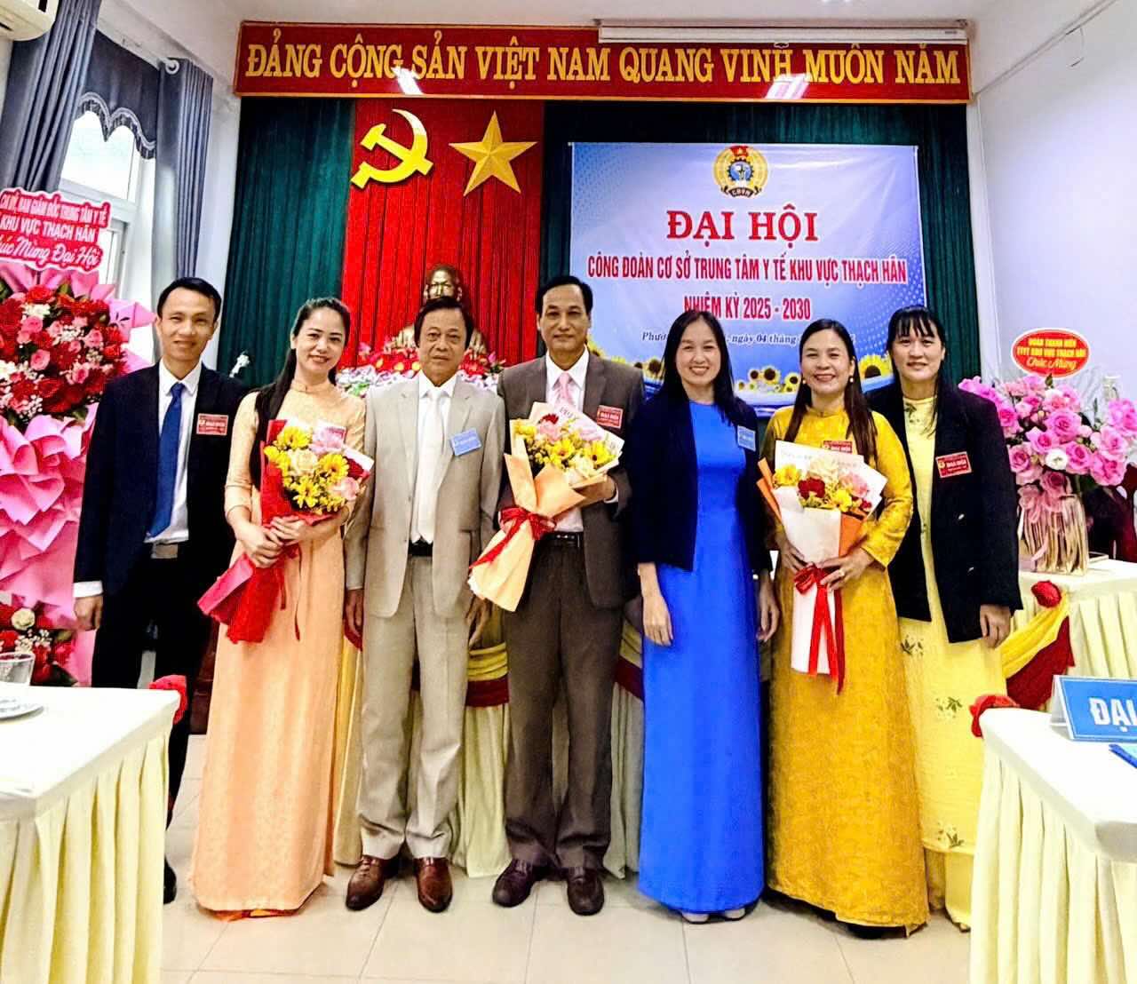 タック・ハン地域医療センターの草の根労働組合は、2025年から2030年の任期に向けた議会を開催した。写真: クアン・トライ労働組合