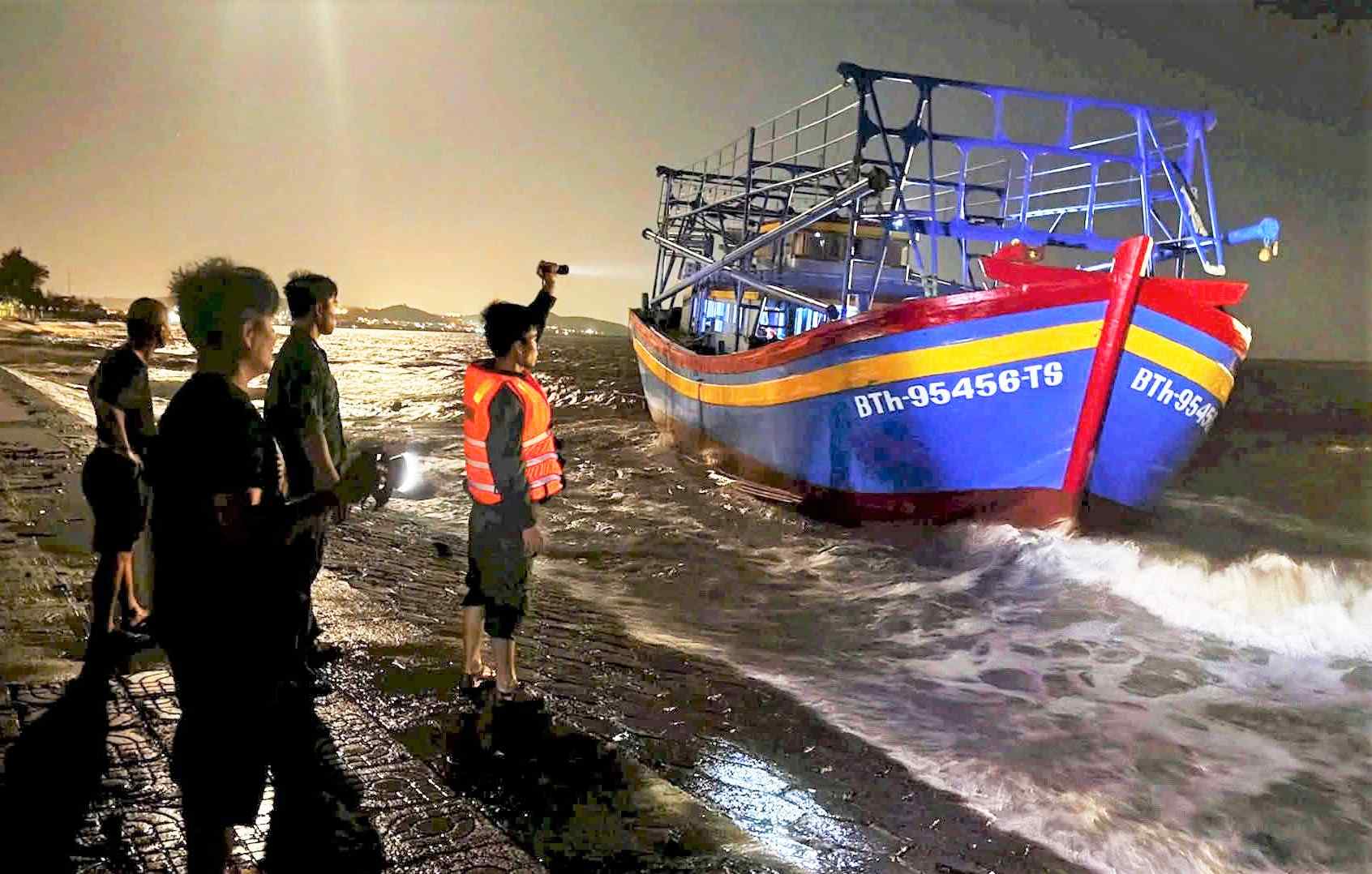 Can bo, chien si Don Bien phong Thanh Hai ho tro ngu dan lai dat tau, thuyen cap ben an toan. Anh: Than Hy