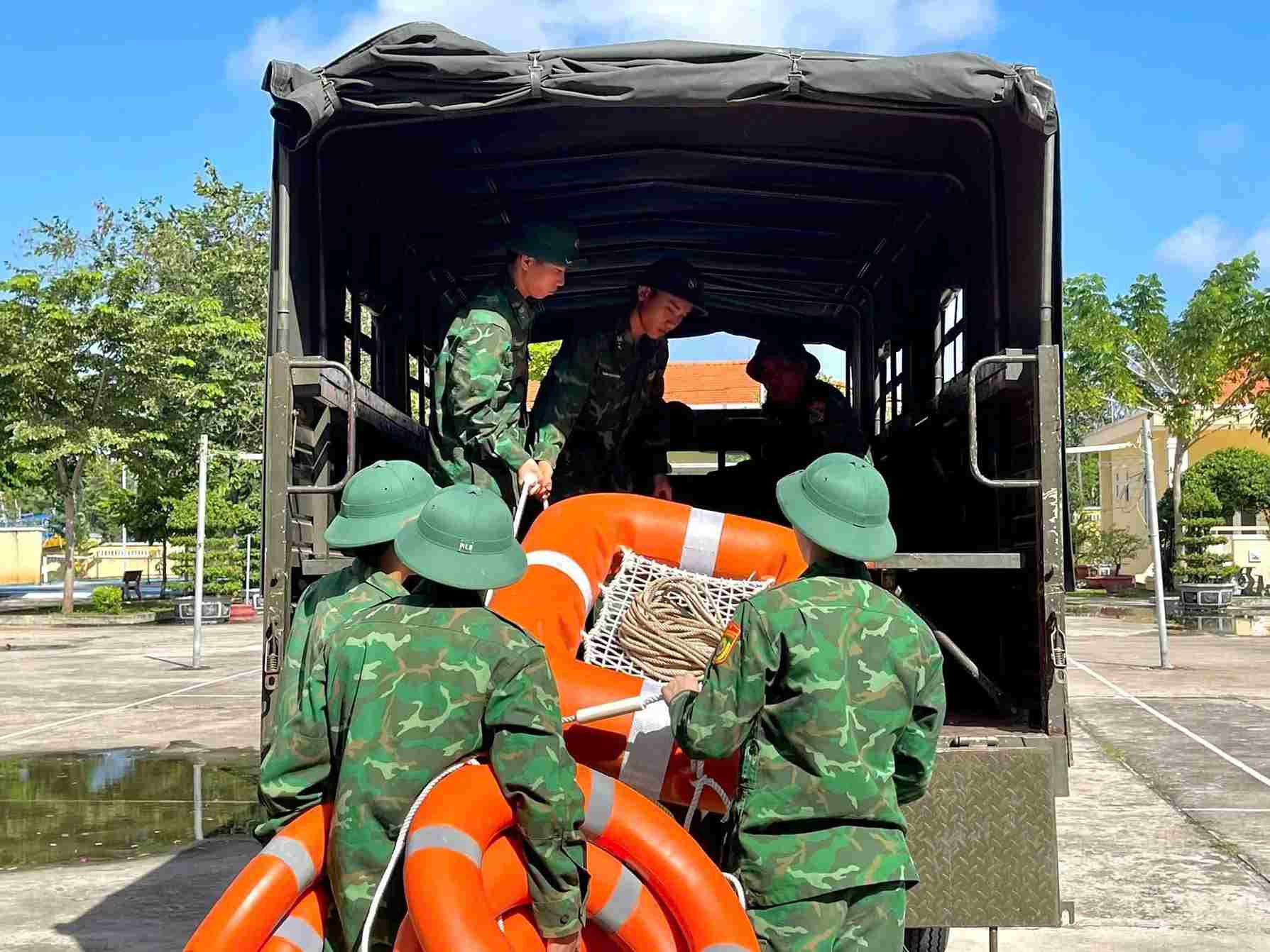 Cac bo, chien si Don Bien phong Thanh Hai luon san sang giup ngu dan ung pho mua lu. Anh: Nguyen Giang