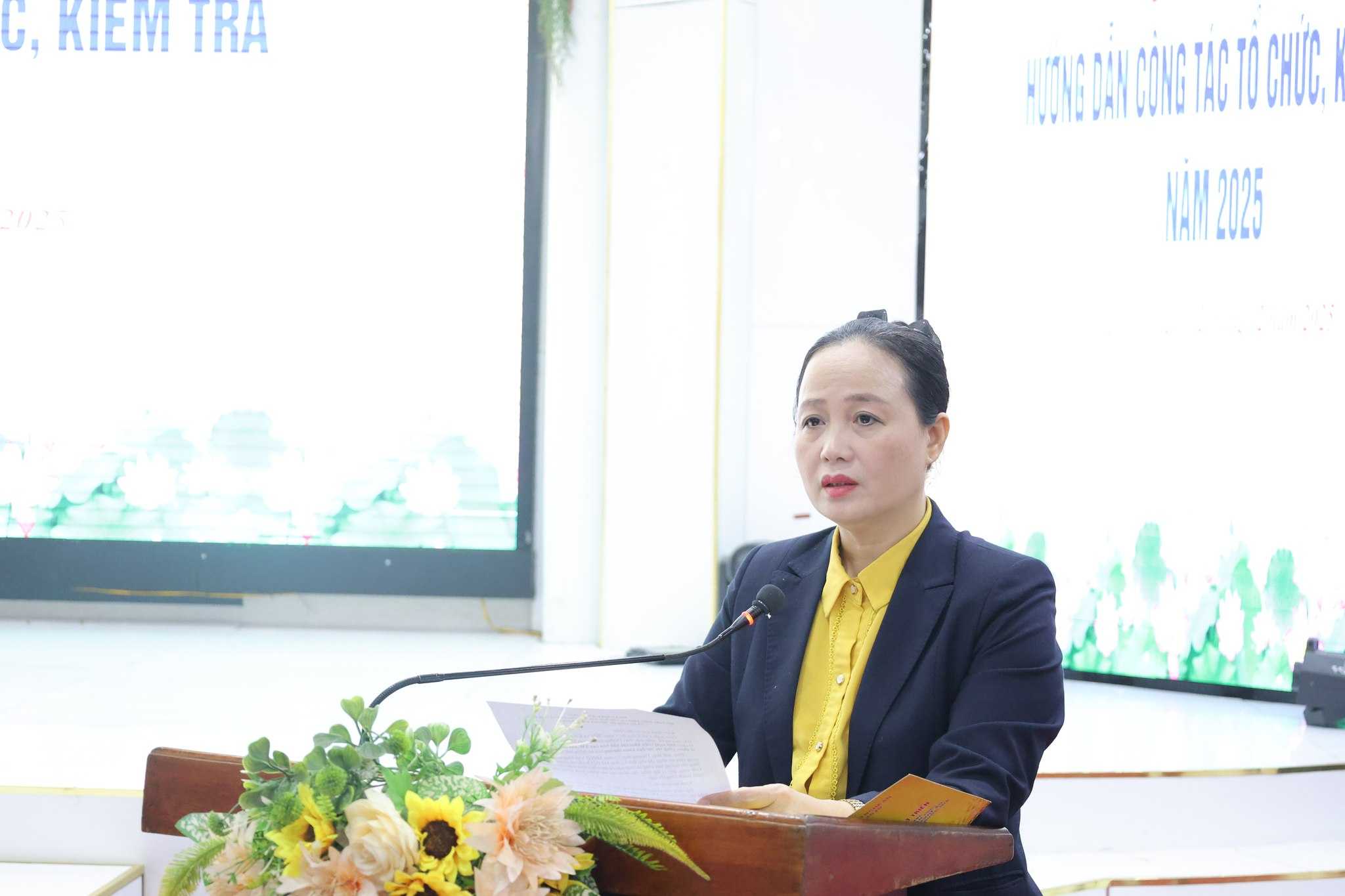 La Sra. Tran Thi Thu Huong Vicepresidenta del Comite del Frente de la Patria de la provincia de Nghe An pronuncio el discurso de apertura de la conferencia para guiar el trabajo de organizacion e inspeccion. Foto: Ngoc Anh