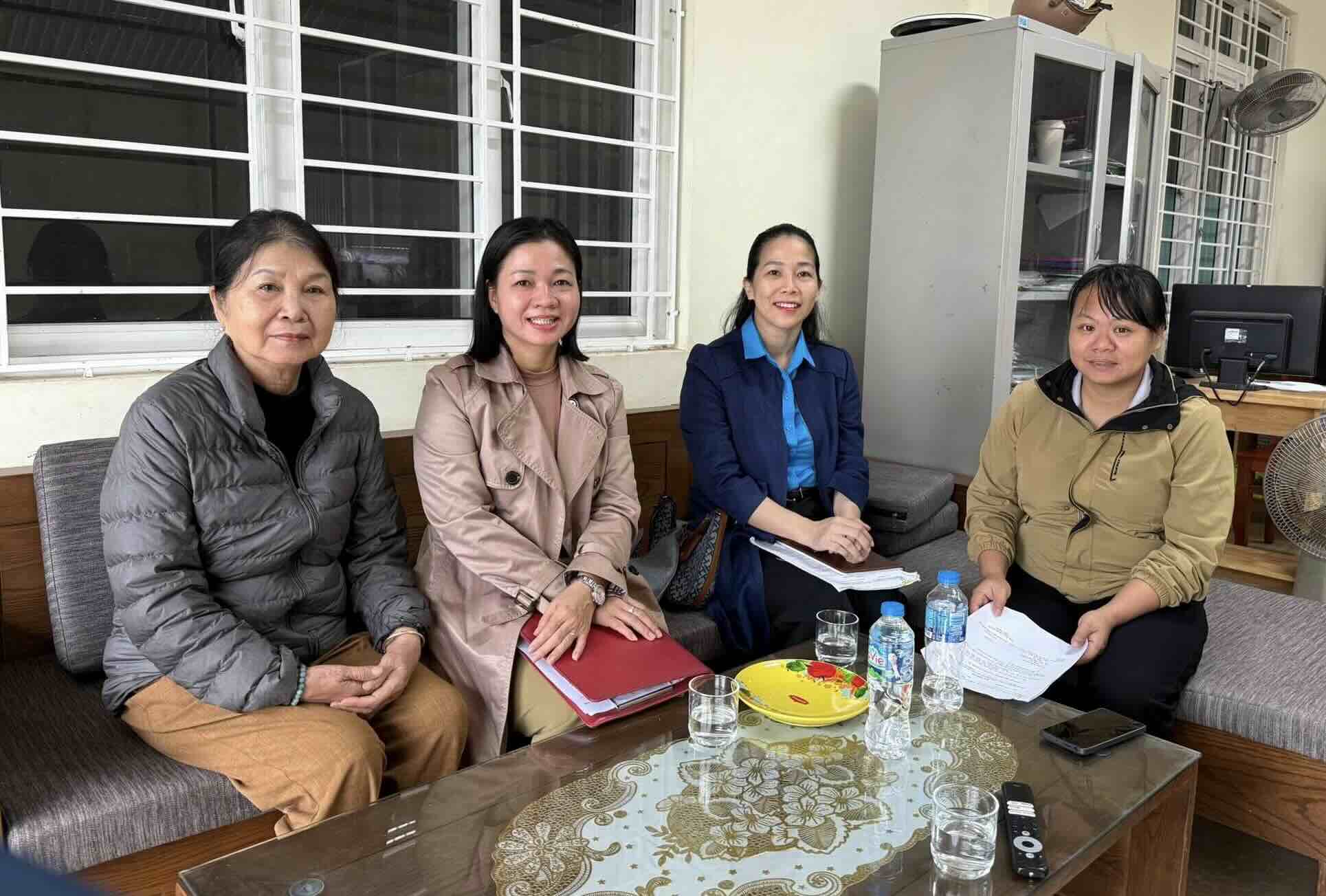 労働組合は企業の草の根労働組合として経営状況を理解し、専門的な指導を行っています。写真: クアン・トライ労働組合