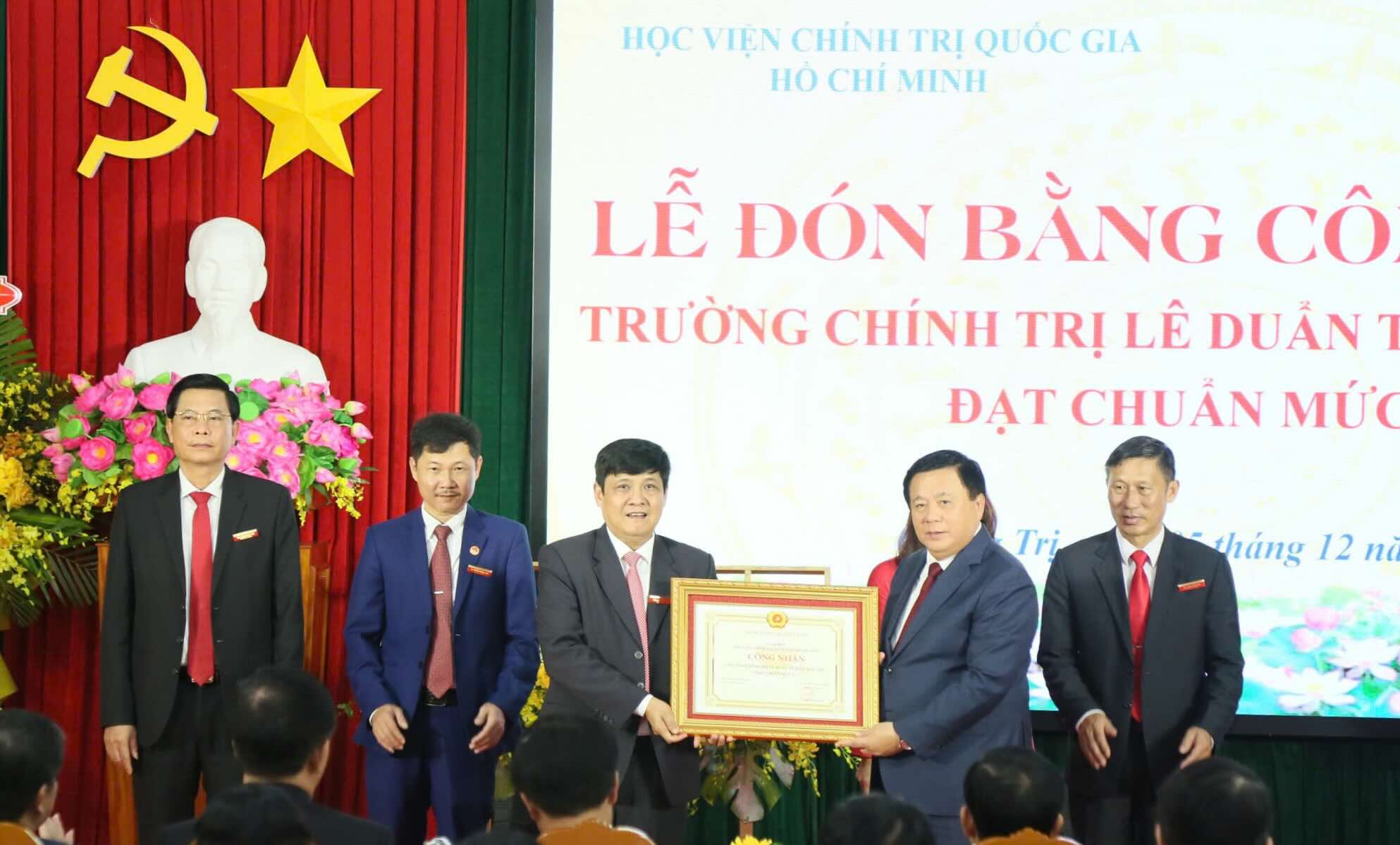 Professor, Dr. Nguyen Xuan Thang - Politburo member, Director of the Ho Chi Minh National Academy of Politics presented the decision to recognize Le Duan Political School as meeting level 1. Photo: Hai Truong