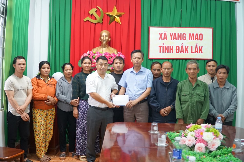 Bao Lao Dong ho tro kinh phi cho 10 ho dan o xa Yang Mao bi mat nha do sau tran mua lu vua qua. Anh: Phan Tuan