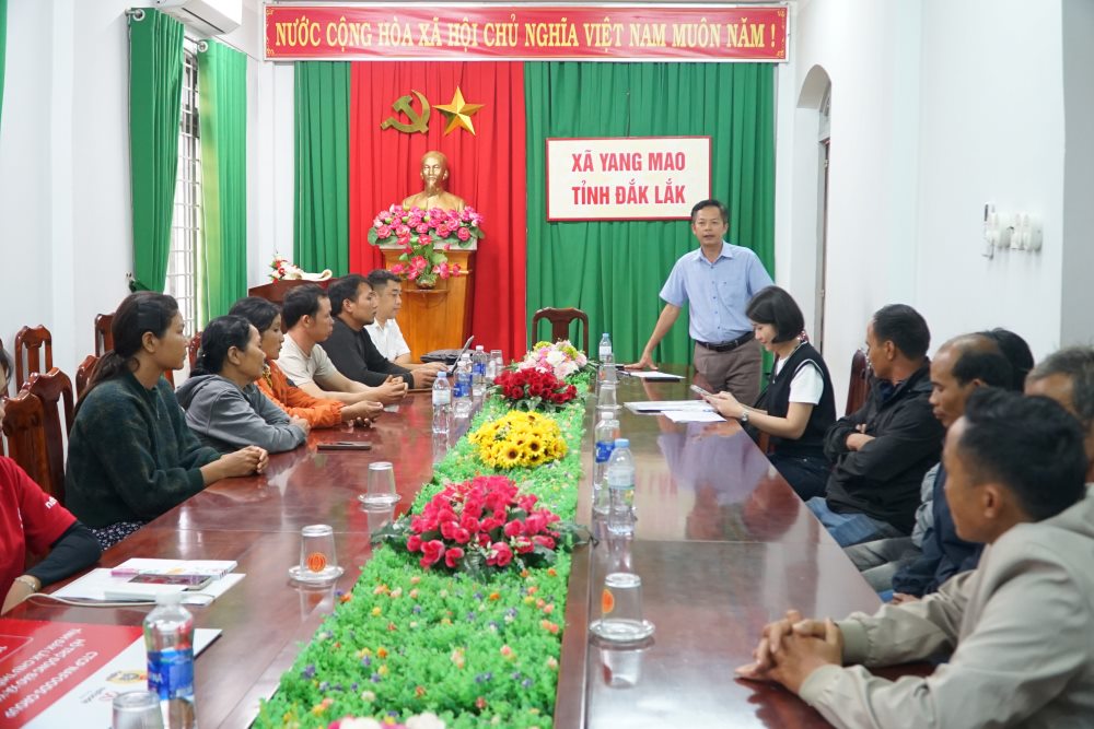 Dai dien chinh quyen dia phuong cam on su ho tro tu Bao Lao Dong. Anh: Phan Tuan