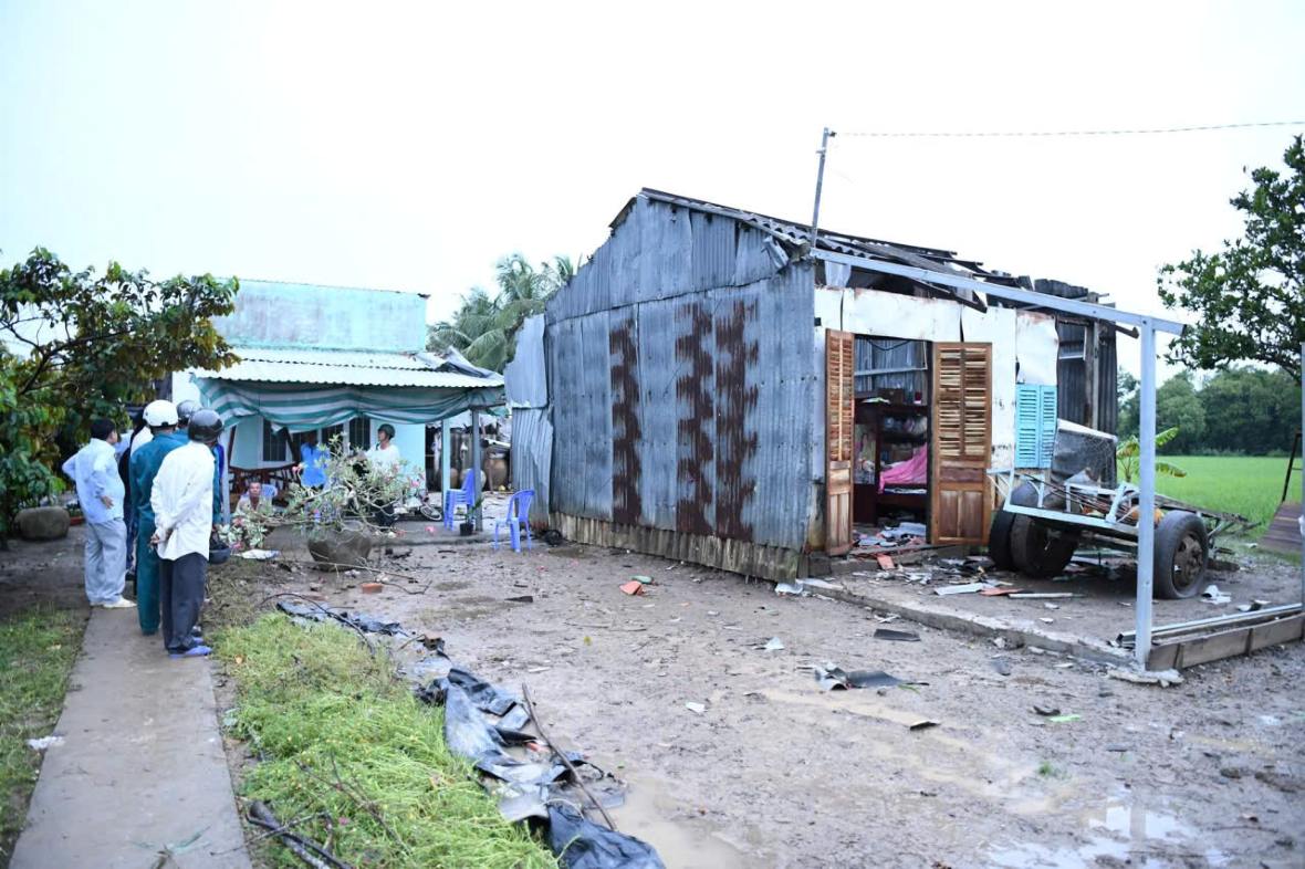 The thunderstorm that occurred on July 27 collapsed and blew off the roofs of 7 houses of people in Long Phu commune (Can Tho city), fortunately there were no casualties. Photo: Thanh Dong