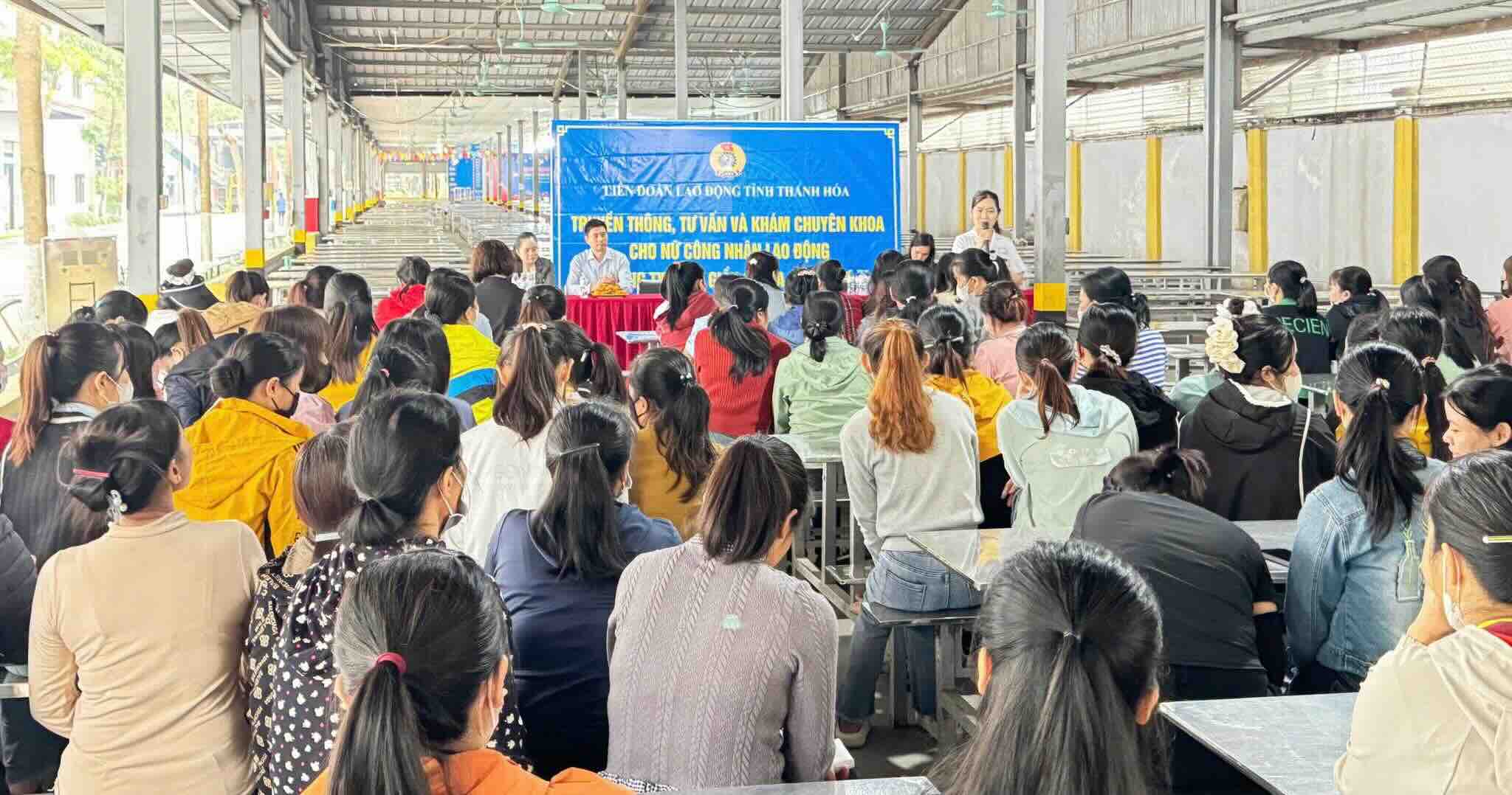 Comunicacion legal y examenes medicos especializados para trabajadoras de Alena Vietnam Footwear Co. Ltd. Foto: Sindicato de Thanh Hoa