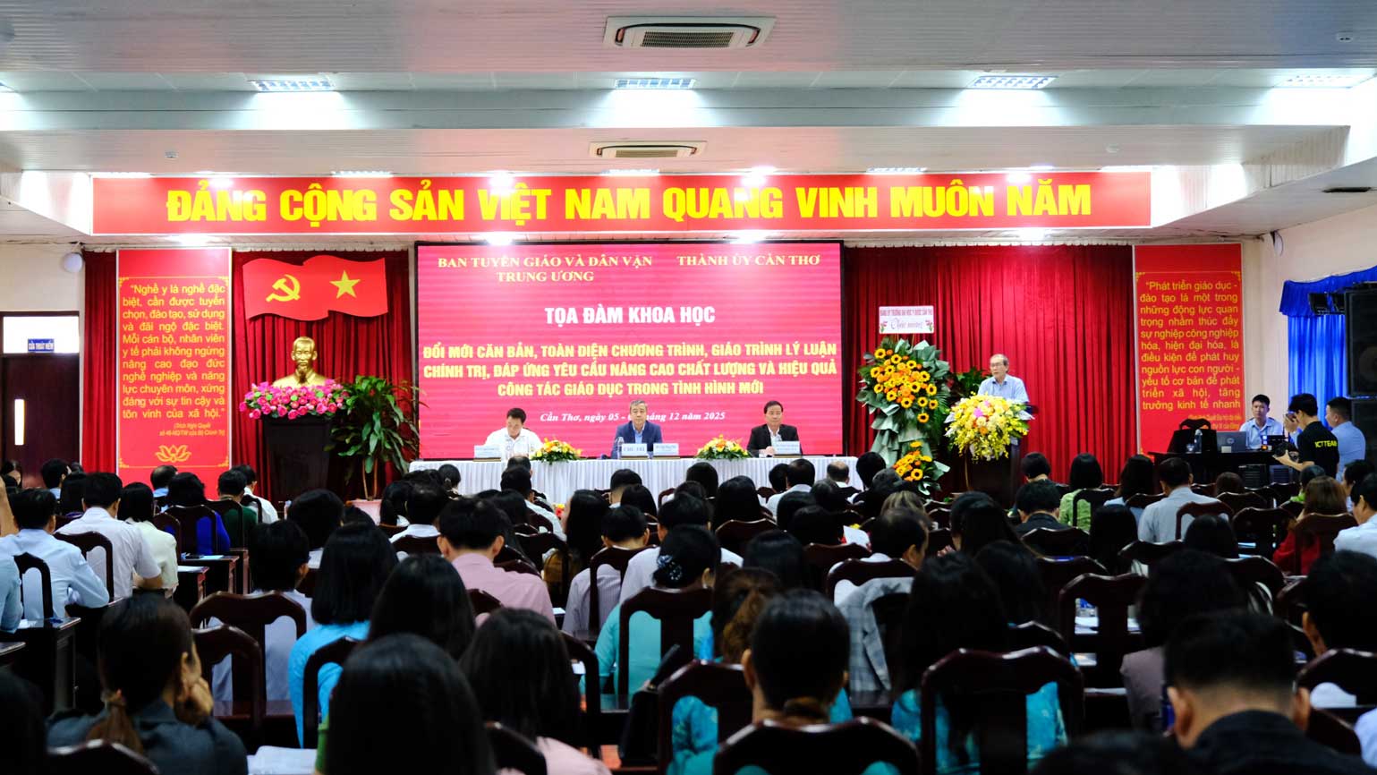 Quang canh Toa dam khoa hoc voi chu de: “Doi moi can ban, toan dien chuong trinh, giao trinh ly luan chinh tri, dap ung yeu cau nang cao chat luong va hieu qua cong tac giao duc trong tinh hinh moi”. Anh: My Ly