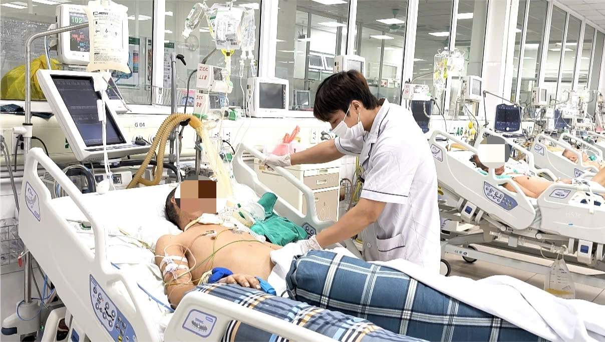 Saving a patient in critical condition due to lung fungus after influenza A. Photo: Thanh Dang