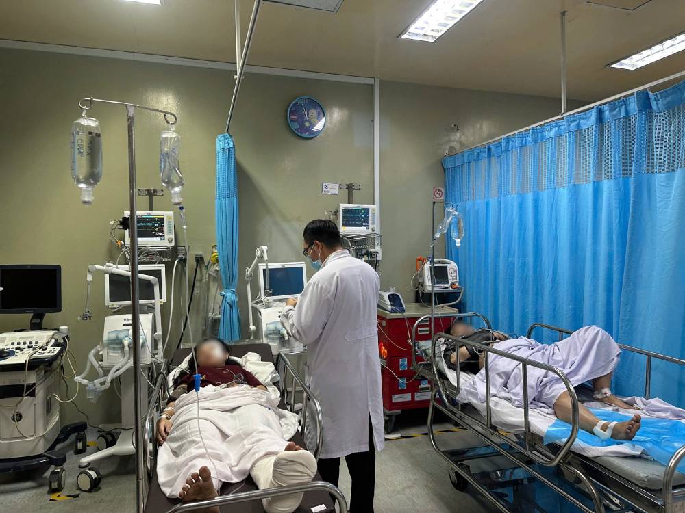 Hai nan nhan dang duoc dieu tri tai benh vien la T.T.N.K sinh nam 2007 va T.T.T.T sinh nam 2004.