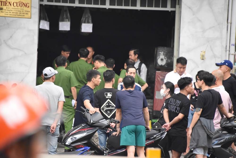 Loi vao khu vuc chay duoc chan hoan toan de phuc vu dieu tra, trong khi nhieu nguoi dan hieu ky dung lai theo doi khien giao thong quanh khu vuc un u. Anh: Minh Tam.