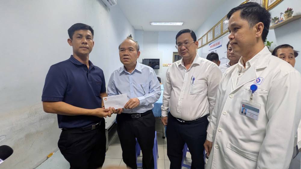 Lanh dao thanh pho va Cong an TPHCM da den tham hoi, ho tro cac nan nhan trong vu chay quan bun oc tren duong Tran Hung Dao xay ra rang sang 5.12.Lanh dao thanh pho va Cong an TPHCM da den tham hoi, ho tro cac nan nhan trong vu chay quan bun oc tren duong Tran Hung Dao xay ra rang sang 5.12. Anh: Anh Tu. 