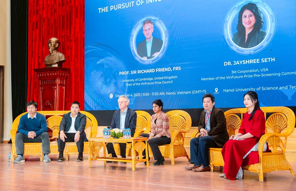 Toa dam voi 2 nha khoa hoc the gioi tai Dai hoc Bach khoa Ha Noi. Anh: HUST