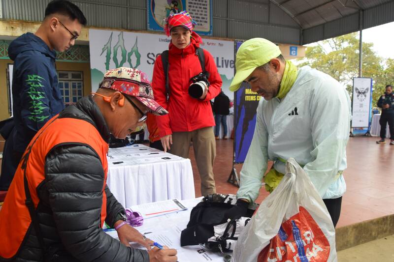 Cac van dong vien lam thu tuc truoc khi tham gia chay. Anh: Truong Son