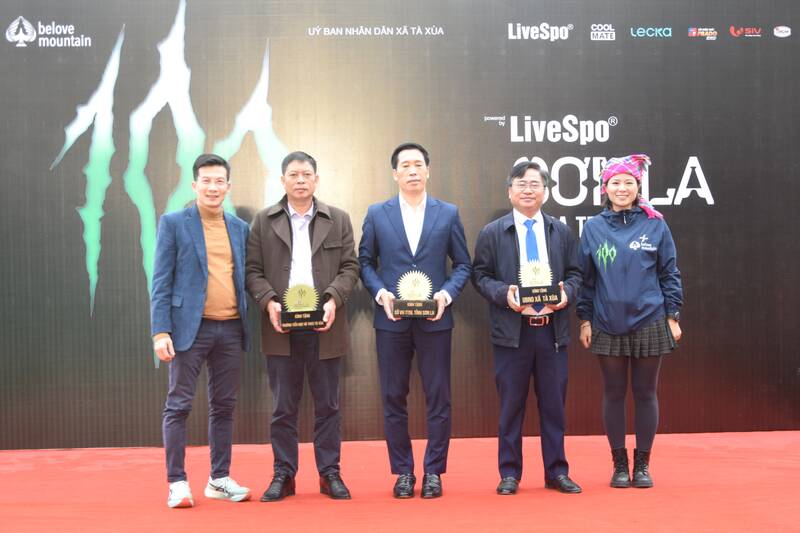 Ban to chuc trao bieu trung luu niem cho cac don vi dong hanh, tai tro. Anh: Truong Son