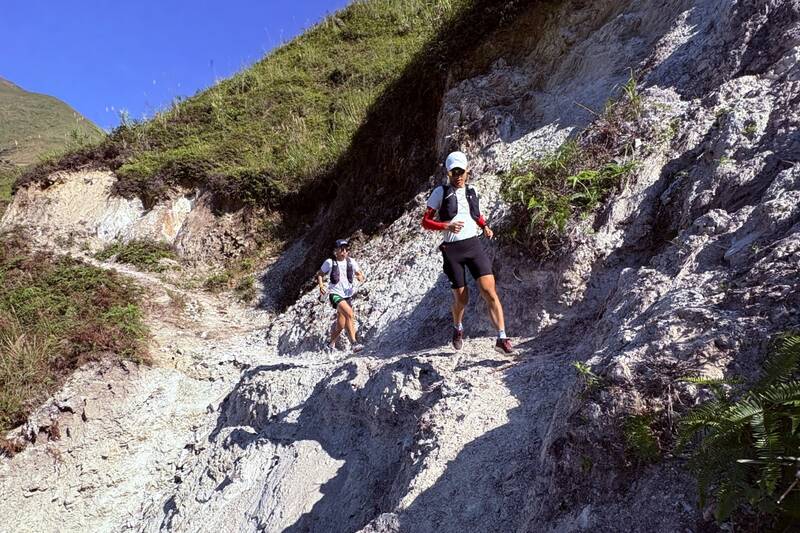 Cac van dong vien chay giua khung canh hung vi cua nui rung Ta Xua. Anh: Truong Son