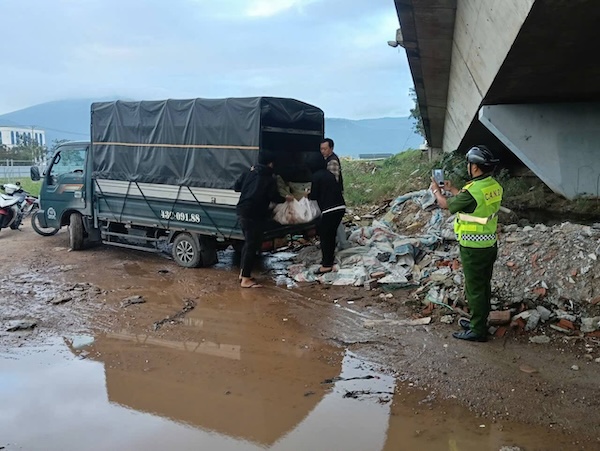 The force caught red-handed the subject illegally dumping waste at the foot of Thuan Phuoc Bridge, Da Nang City. Photo: CACC