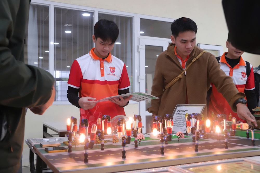 企業や研究グループのテクノロジー製品、AIを展示するスペース。写真:Hong Quan