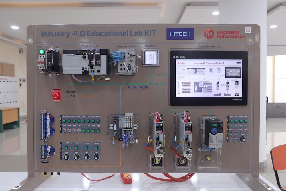 Cac san pham cong nghe duoc trung bay. Anh: Hong Quan