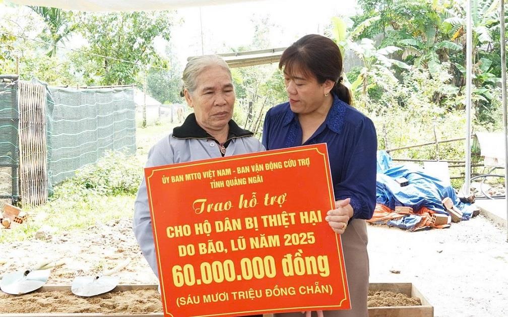Trao kinh phi ho tro cho nguoi dan co nha bi sap do mua lu. Anh: Vien Nguyen