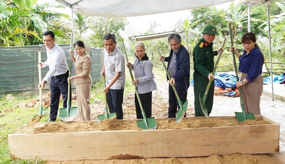 El Secretario del Comite Provincial del Partido de Quang Ngai Ho Van Nien (marzo desde la izquierda) junto con los lideres de los departamentos y sectores de la provincia y la localidad llevan a cabo el ritual de inicio de la construccion de una nueva casa para la familia de la Sra. Ho Thi Huong en la comuna de Tay Tra. Foto: Vien Nguyen