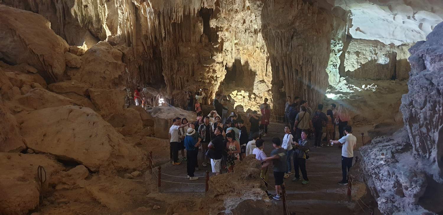 Tourists visit Sung So Cave, Ha Long Bay. Photo: Nguyen Hung