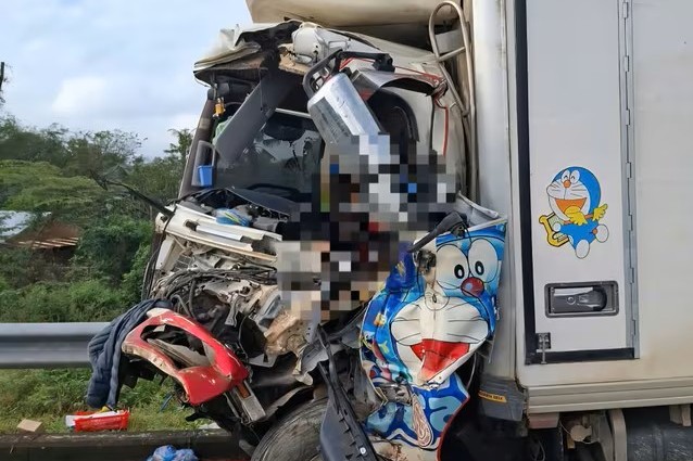 Tai xe tu vong sau va cham xe dau keo tren cao toc Da Nang – Quang Ngai. Anh: CACC