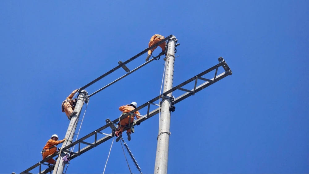 Khẩn trương thi công đường dây 110kV trên không, khắc phục sự cố cáp ngầm ảnh hưởng cấp điện cho Phú Quốc. Ảnh: Điện lực cung cấp
