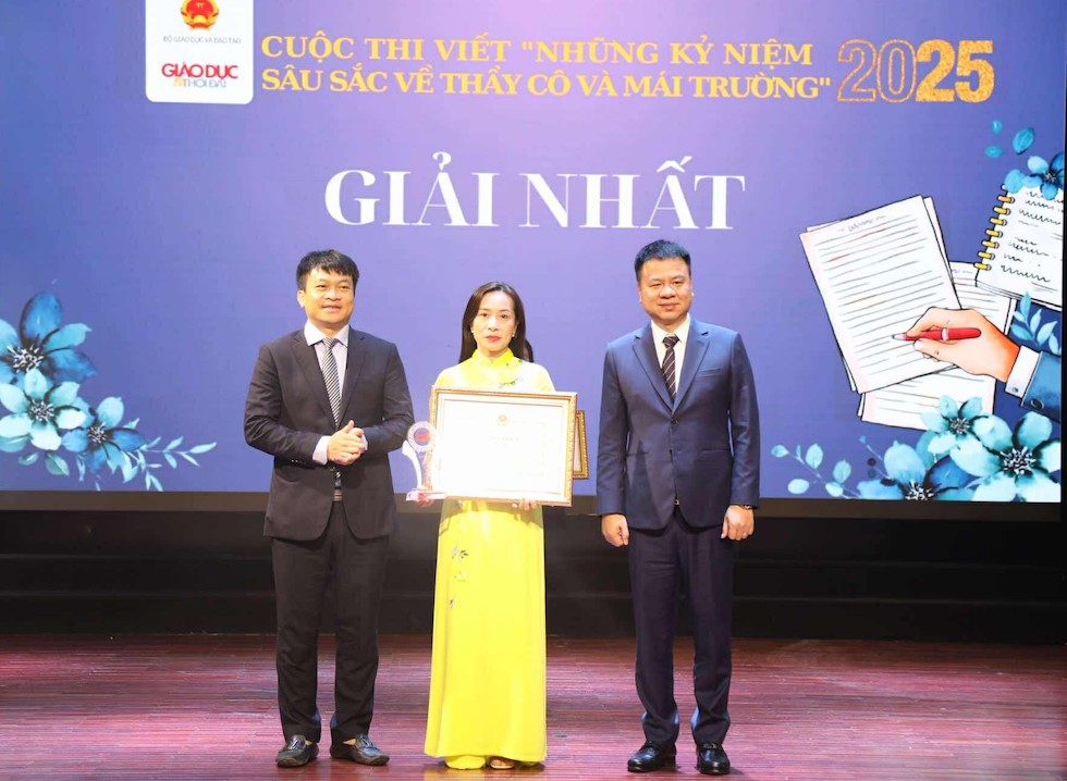 Ong Trieu Ngoc Lam, Tong Bien tap Bao Giao duc va Thoi dai, Pho Truong ban To chuc cuoc thi va ong Doan Hong Ha, Pho Truong ban Tuyen giao va Dan van Dang uy Bo GDDT trao giai Nhat. Anh: BTC 