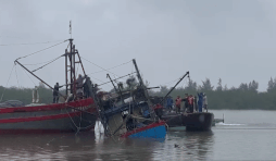 The fishing boat sank half way at the storm shelter in Quang Tri province. Photo: Quang Tri Border Guard