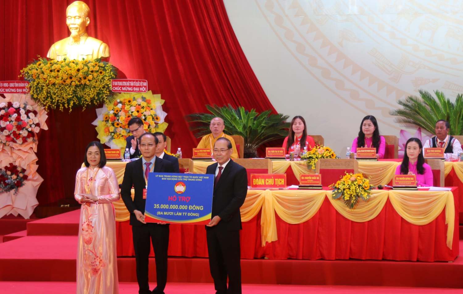 Vice Chairman of the Central Committee of the Vietnam Fatherland Front Hoang Cong Thuy presented 35 billion VND to support the people of Khanh Hoa to overcome the consequences of the recent floods. Photo: Phuong Linh