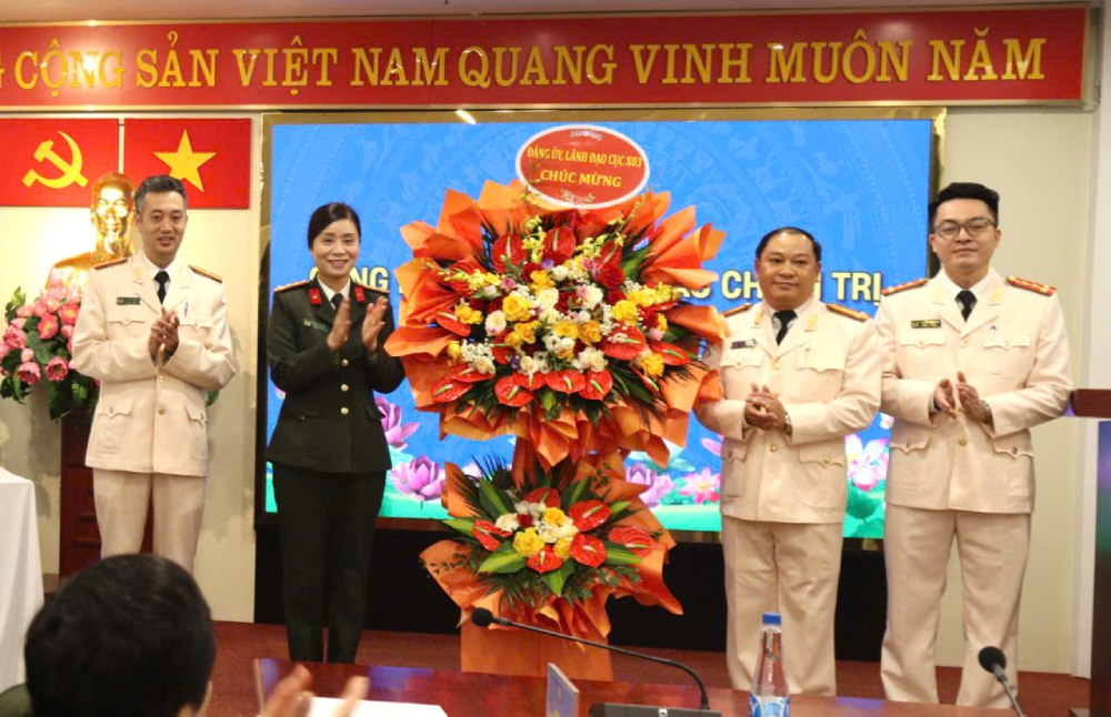 Dai dien lanh dao Cuc X03 tang hoa chuc mung dai hoi. Anh: Quynh Chi