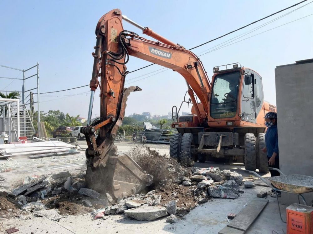 Enforced construction of a violating construction project in Hanoi. Photo: Anh Tuan