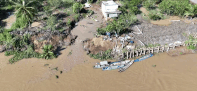The dike section on Thanh Long islet was broken, threatening gardens and houses. Photo: Hoang Loc