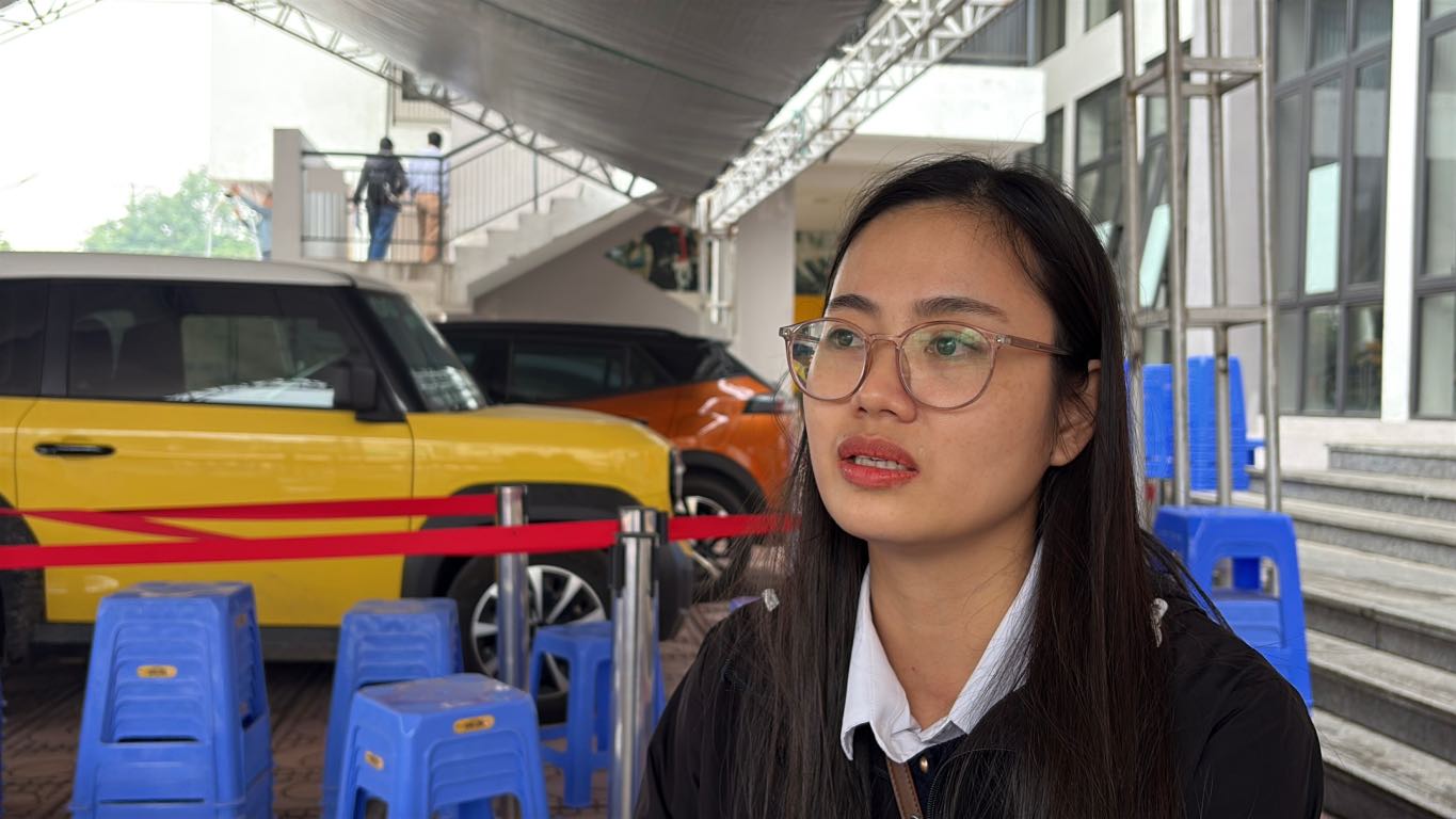 Ms. Tran Thi Nhung hopes to buy CT3 social housing so that her family can settle down and make a living. Photo: Bao Han