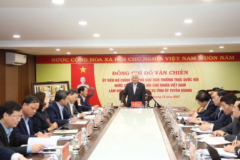 Pho Chu tich Thuong truc Quoc hoi Do Van Chien tham va lam viec tai Tuyen Quang. Anh: Duc Thang