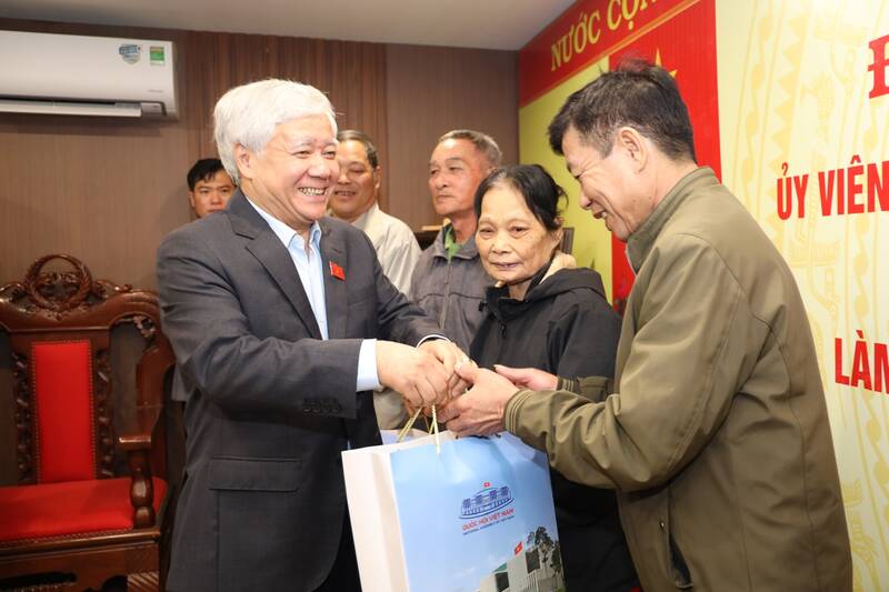 Pho Chu tich Thuong truc Quoc Hoi Do Van Chien tang qua cho cac gia dinh chinh sach. Anh: Duc Thang